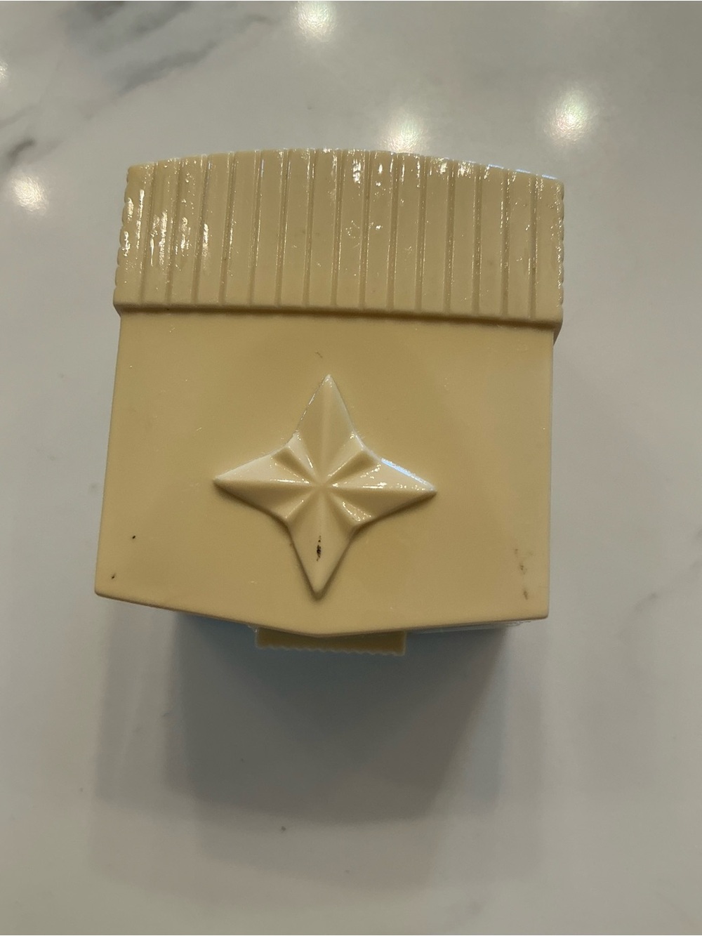 Vintage Cream Star-Emblem Ring Case made out of celluloid